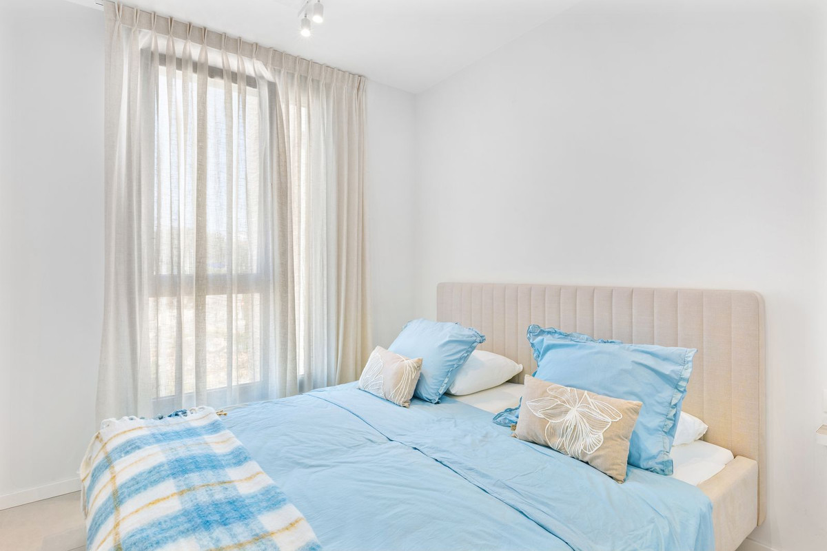 2 Bedroom Penthouse in Estepona - Photo 22