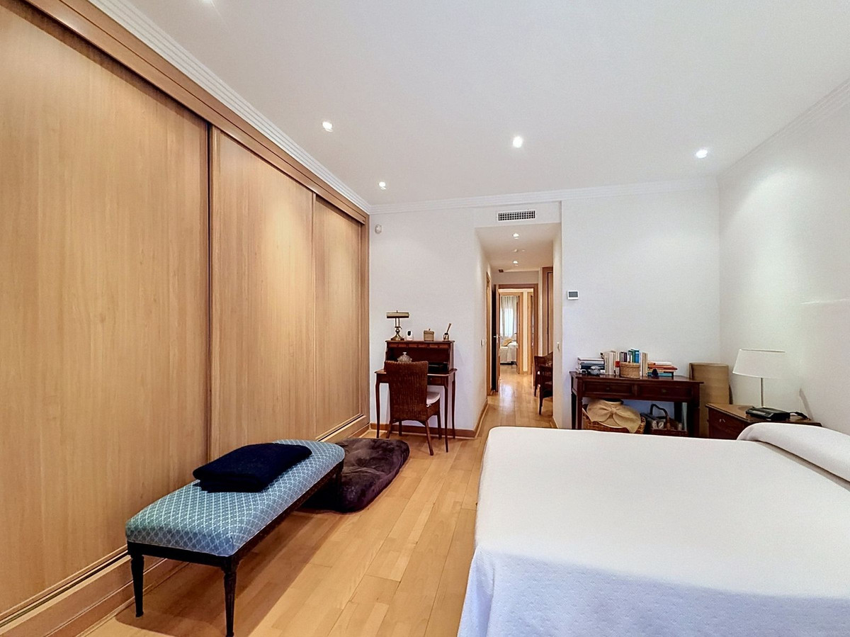 4 Bedroom Apartment in Estepona - Photo 19