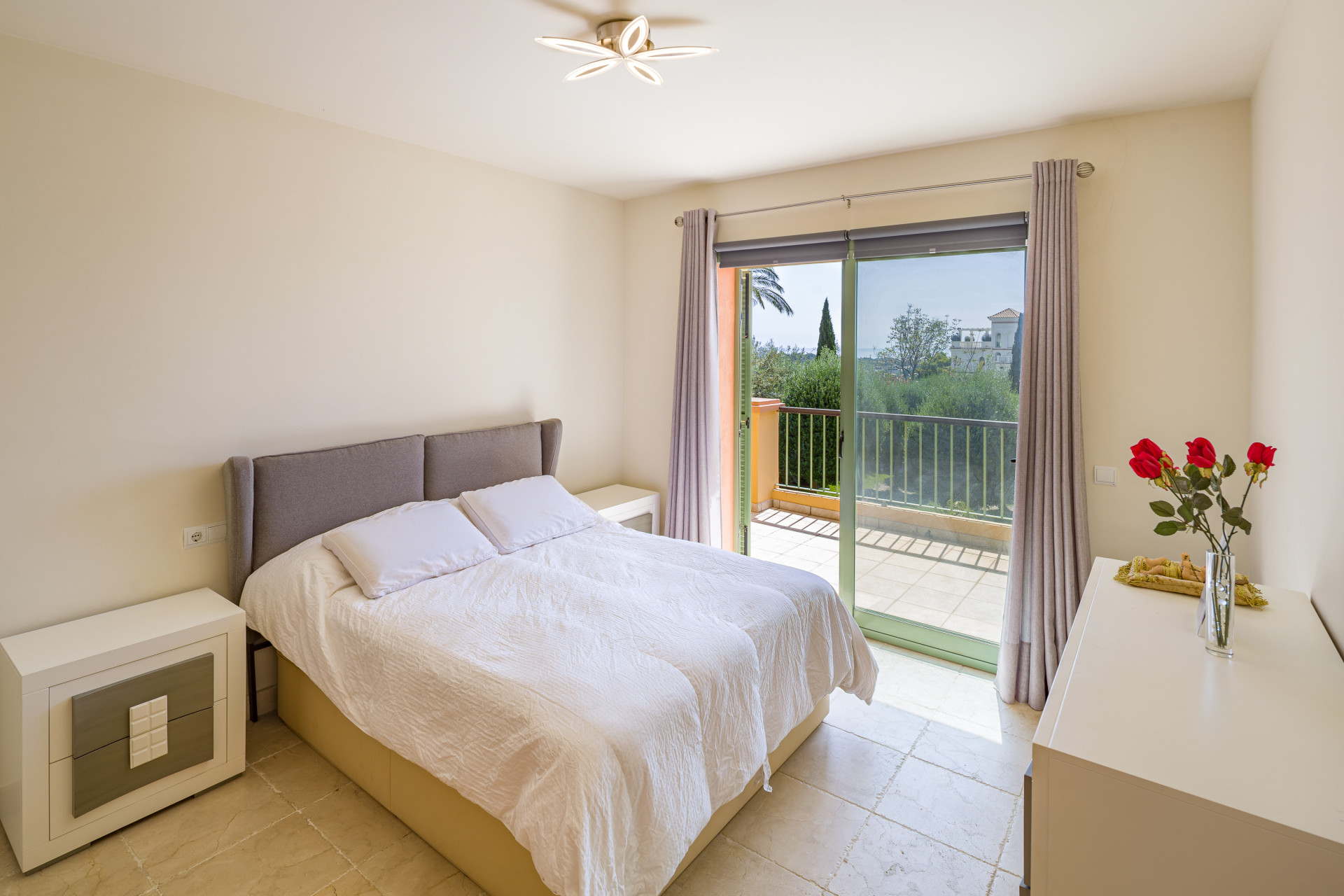 2 Bedroom Apartment in Benahavís - Photo 10