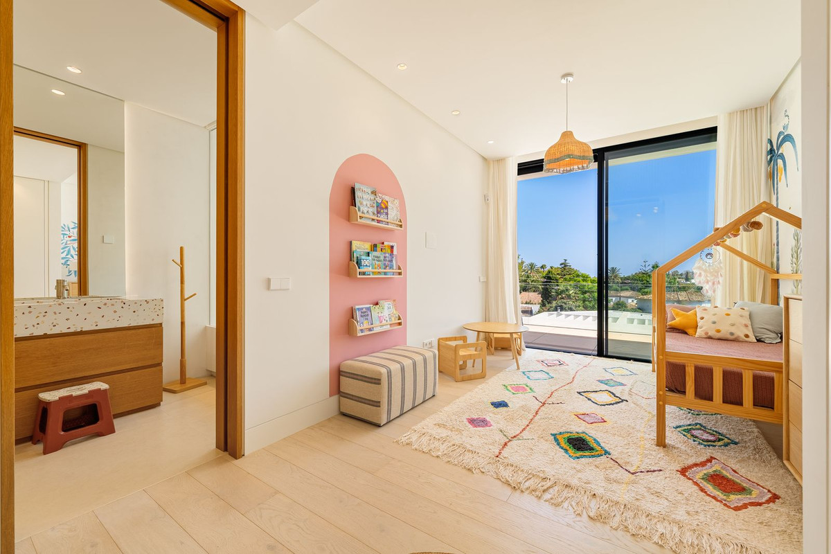 6 Bedroom Villa in San Pedro de Alcántara - Photo 33
