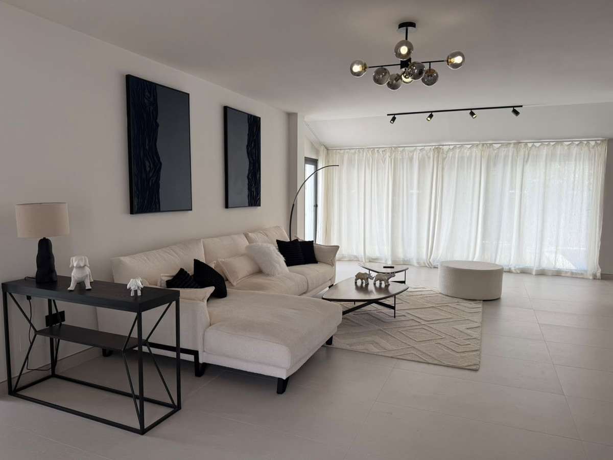 5 Bedroom Villa in Marbella - Photo 7