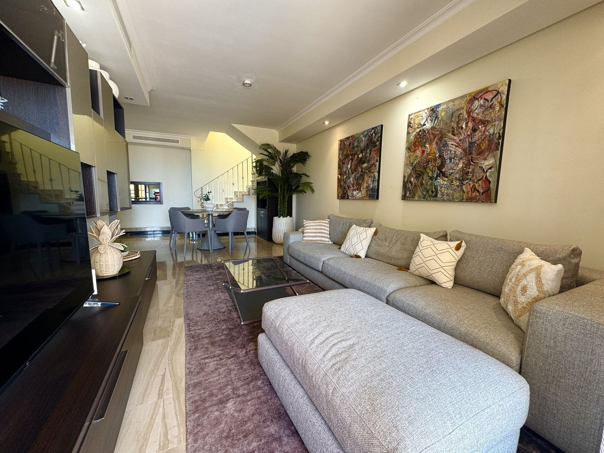 2 Bedroom Penthouse in Estepona - Photo 4
