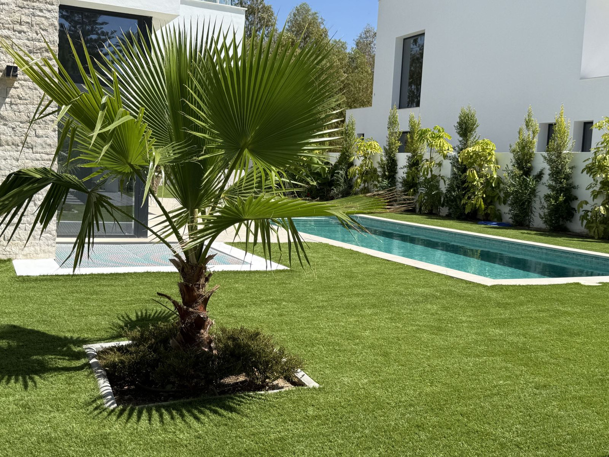 6 Bedroom Villa in Estepona - Photo 53