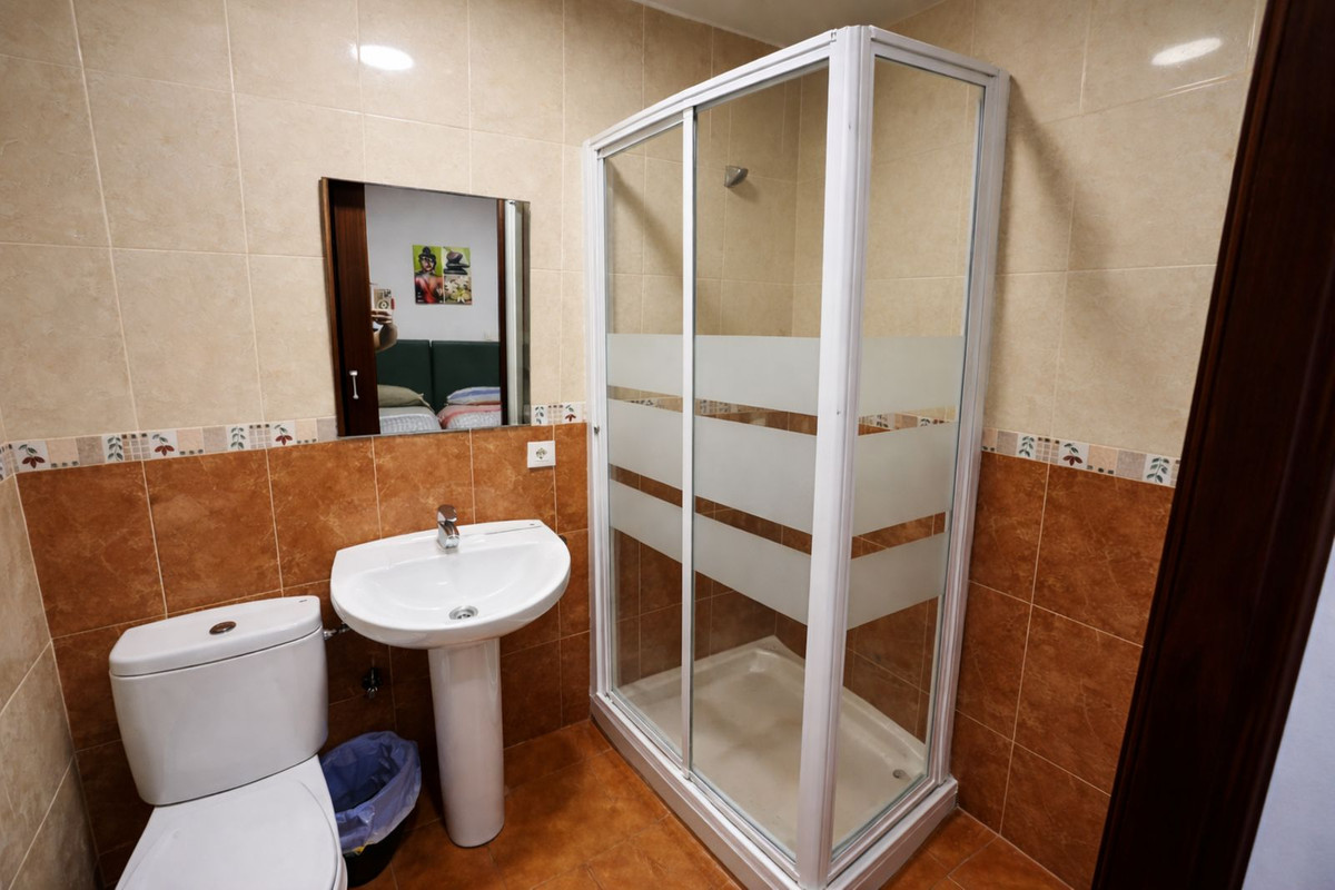2 Bedroom Apartment in Benalmádena - Photo 19