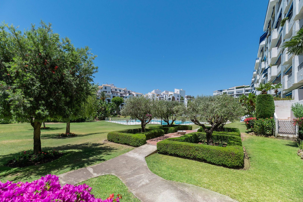 3 Bedroom Apartment in Marbella - Photo 2