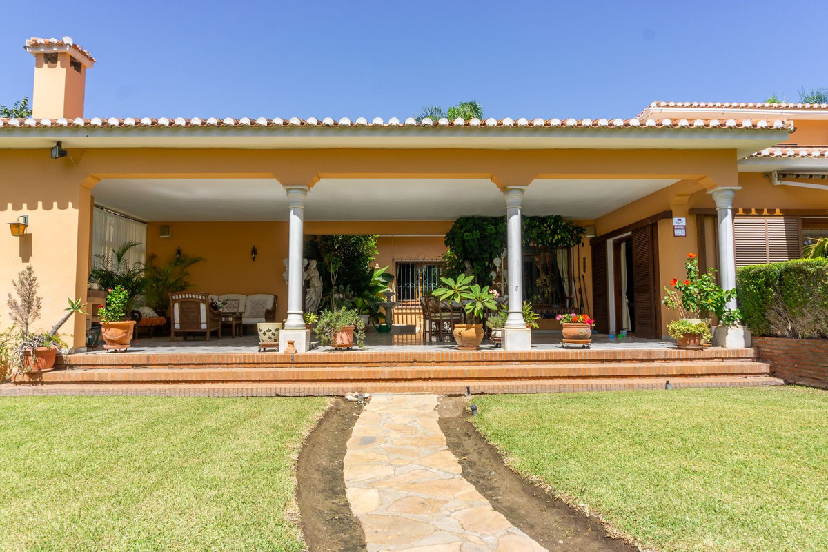 6 Bedroom Villa in Estepona - Photo 5