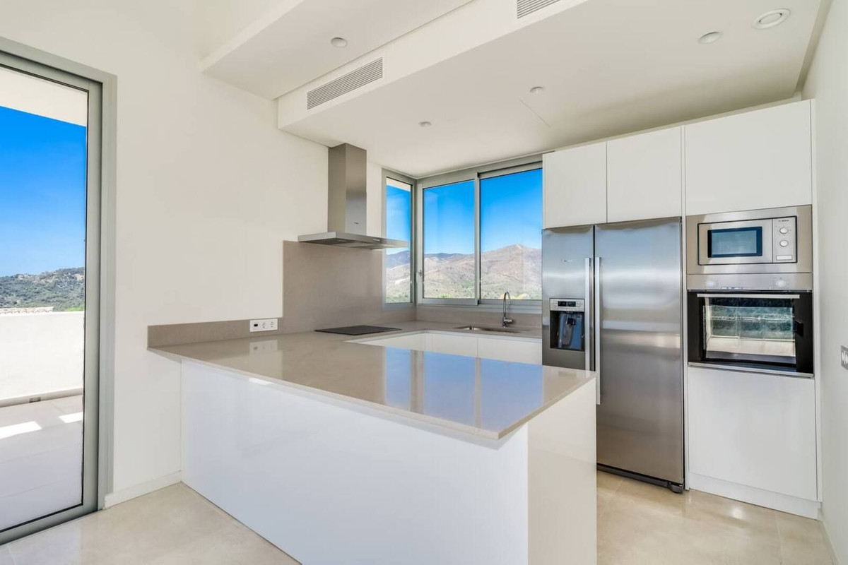 4 Bedroom Penthouse in Benahavís - Photo 6