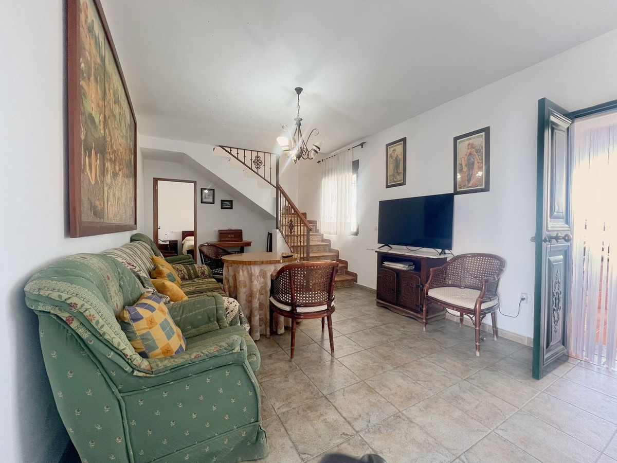 4 Bedroom Townhouse in Coín - Photo 17