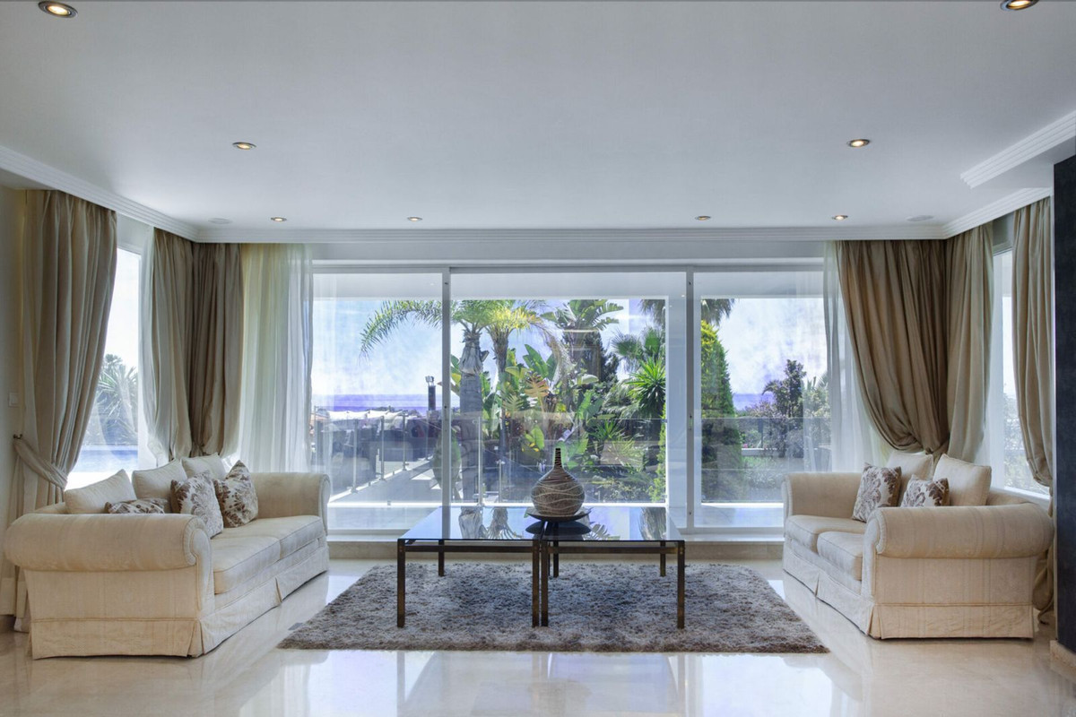 8 Bedroom Villa in Marbella - Photo 9