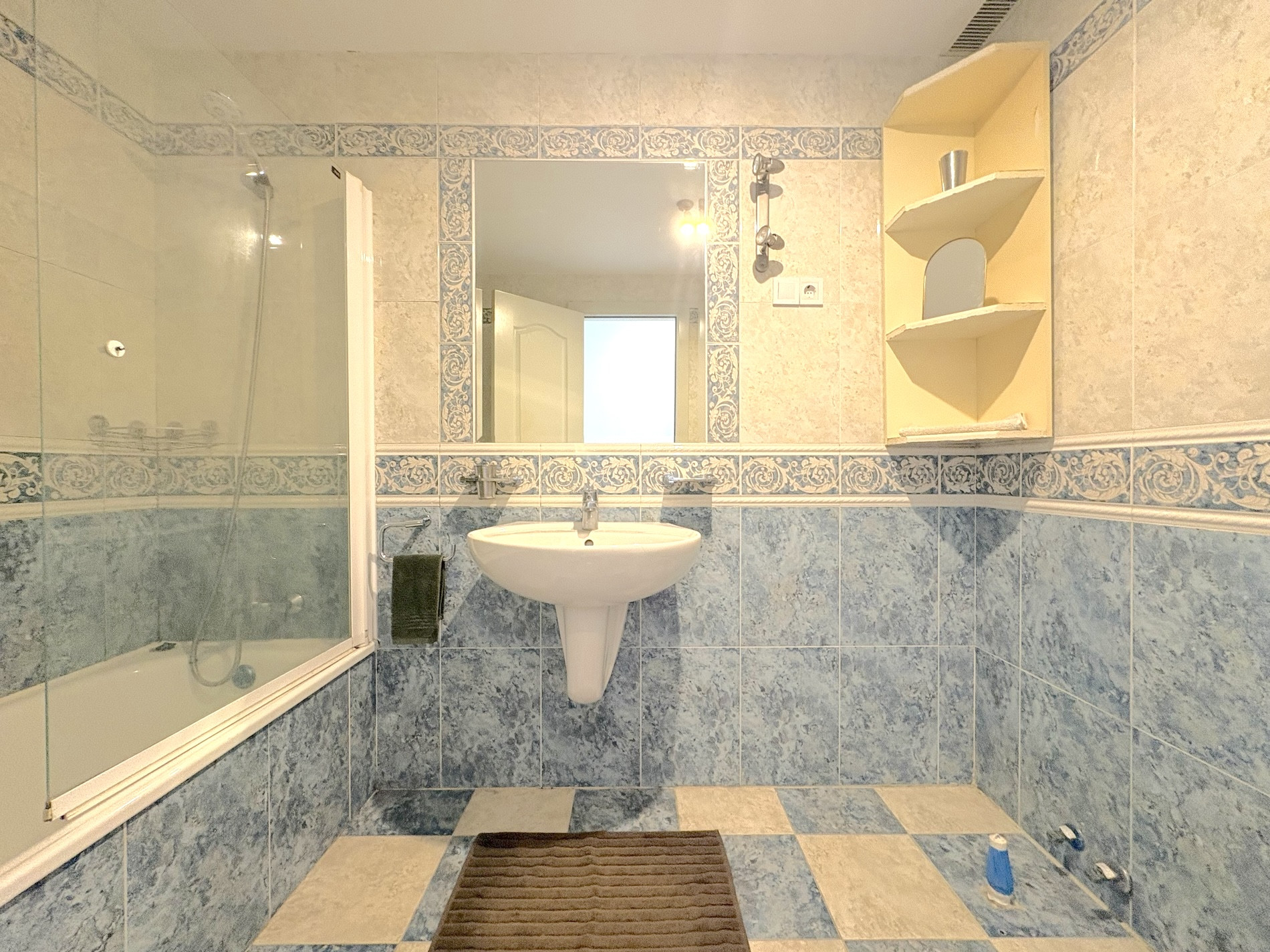 2 Bedroom Apartment in Benalmádena - Photo 20
