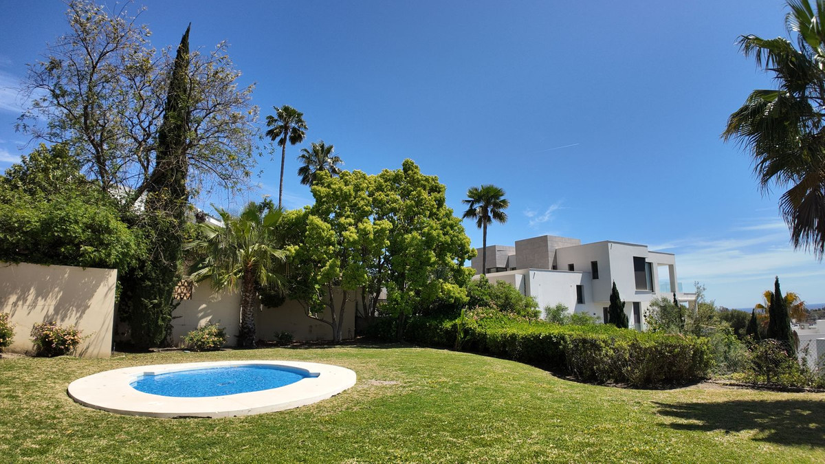 4 Bedroom Townhouse in Benahavís - Photo 59