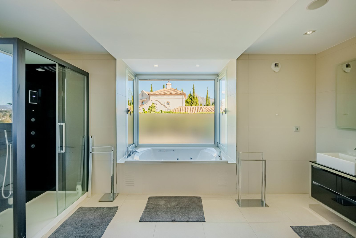 5 Bedroom Villa in Marbella - Photo 14