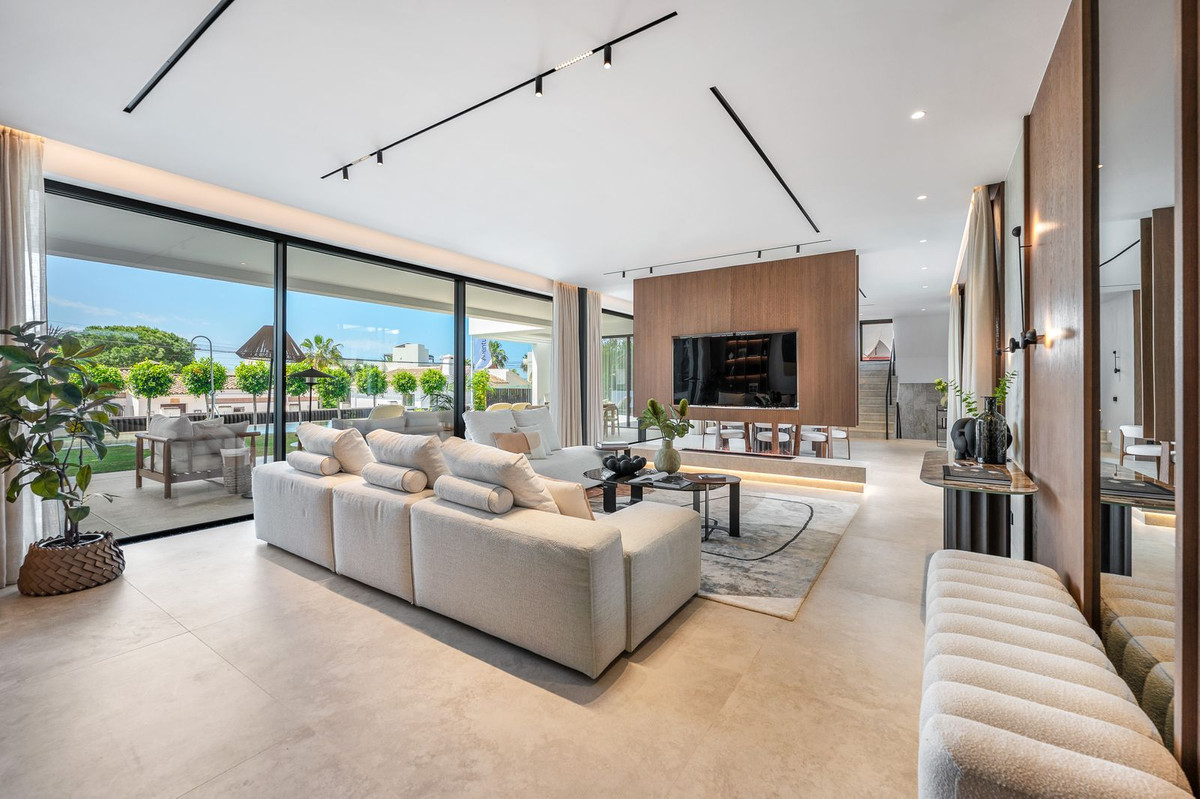 6 Bedroom Villa in Marbella - Photo 2
