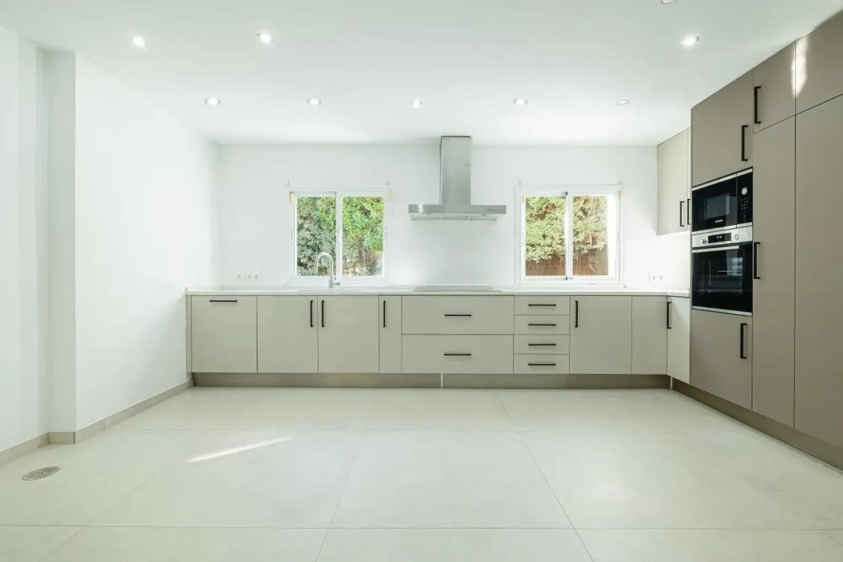 4 Bedroom Villa in Estepona - Photo 4