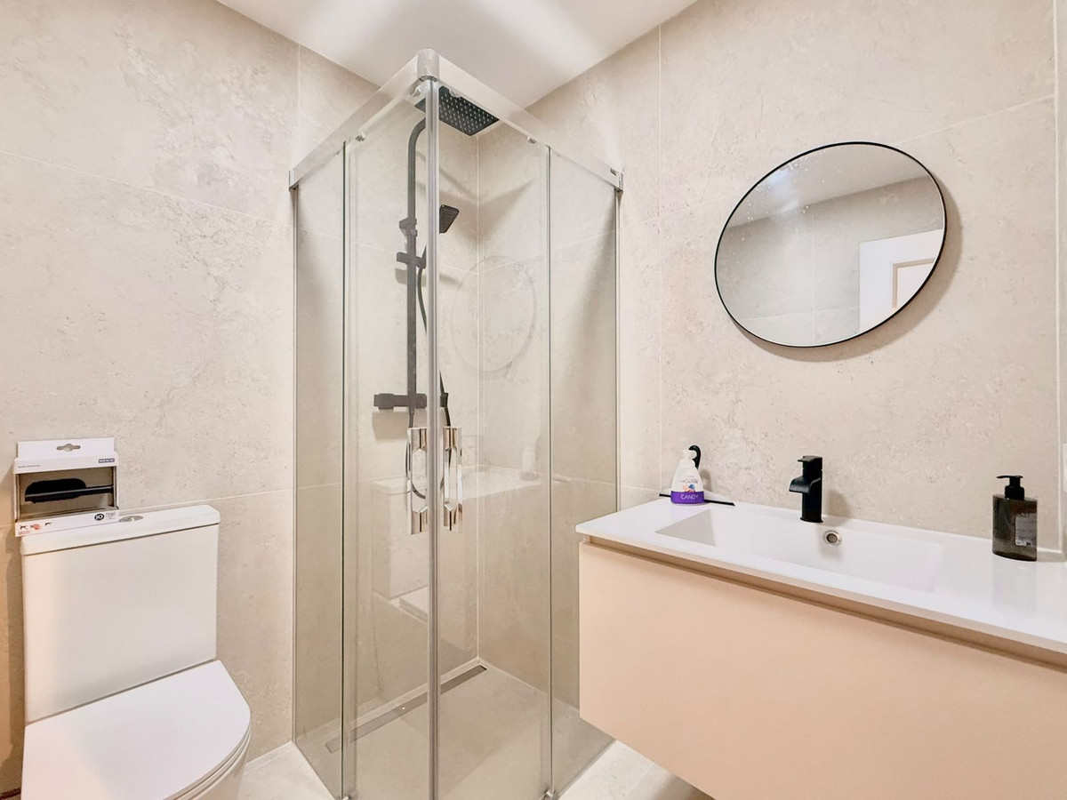 2 Bedroom Apartment in Fuengirola - Photo 12