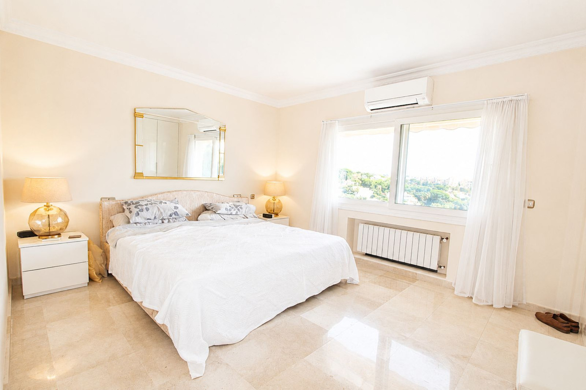 4 Bedroom Villa in Marbella - Photo 19