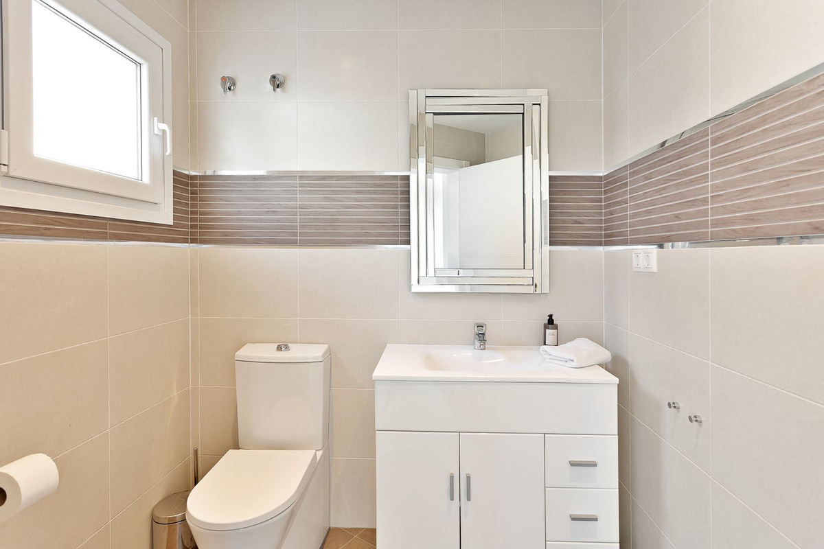 4 Bedroom Villa in Marbella - Photo 5