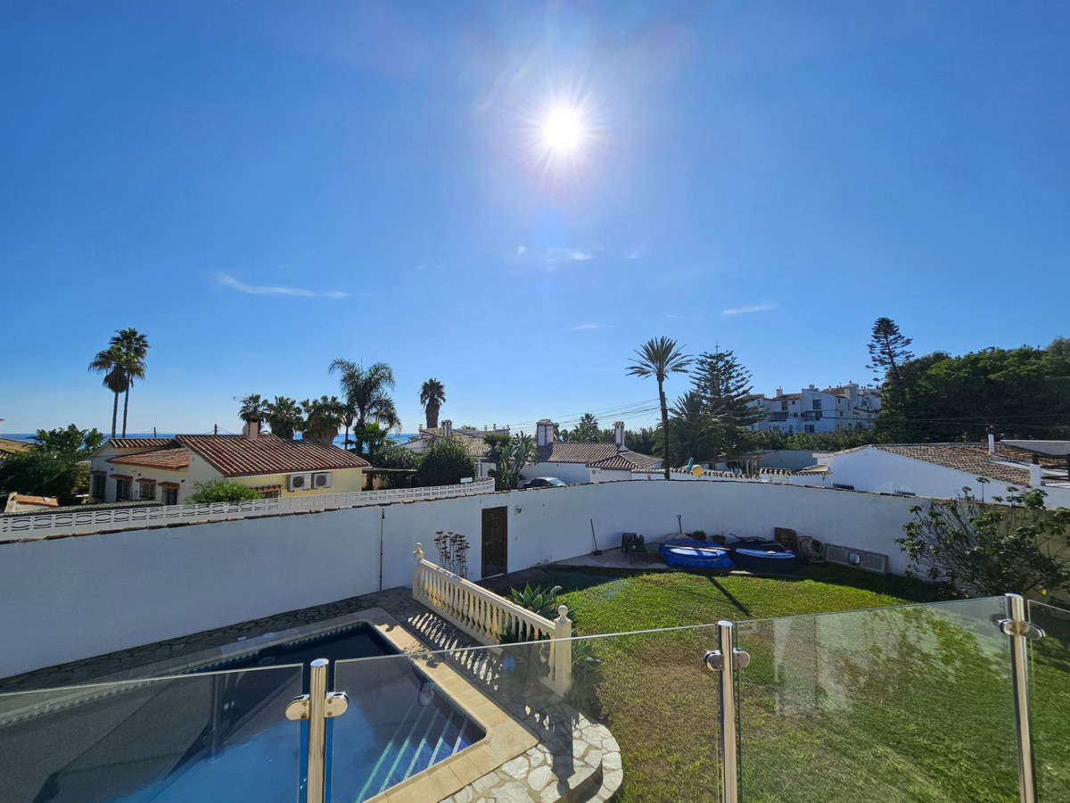 6 Bedroom Villa in Estepona - Photo 25