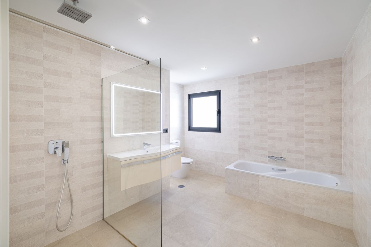 4 Bedroom Villa in San Pedro de Alcántara - Photo 23