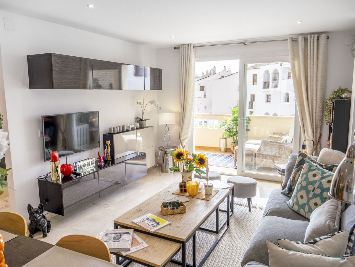 2 Bedroom Apartment in Estepona - Photo 9