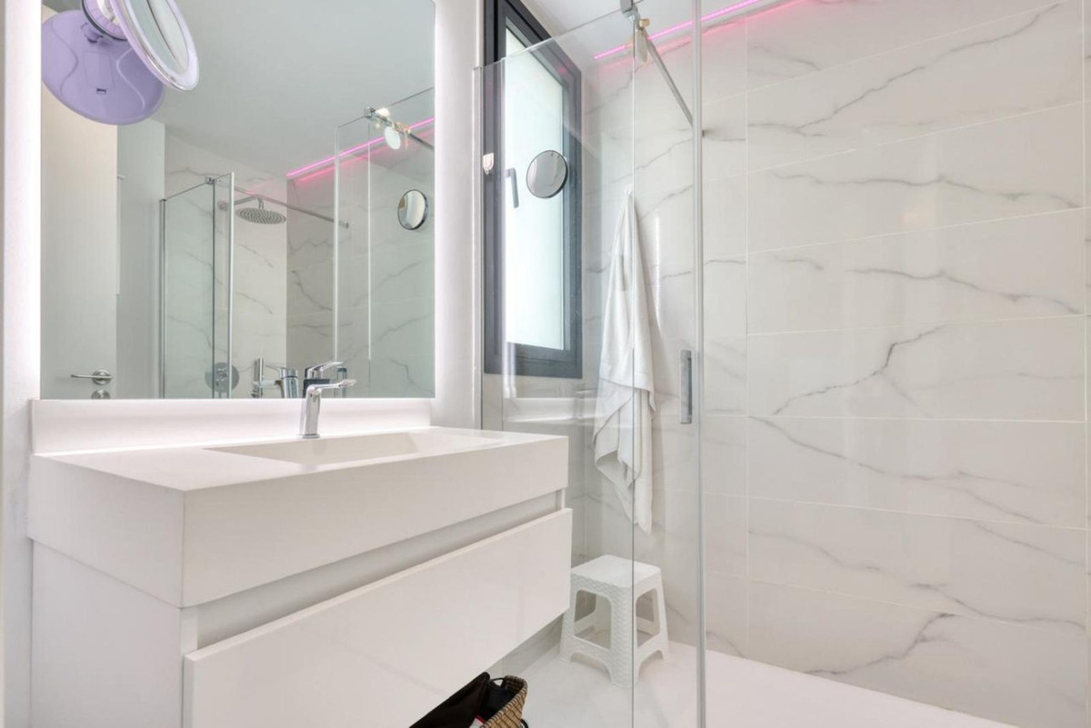 3 Bedroom Penthouse in Estepona - Photo 30