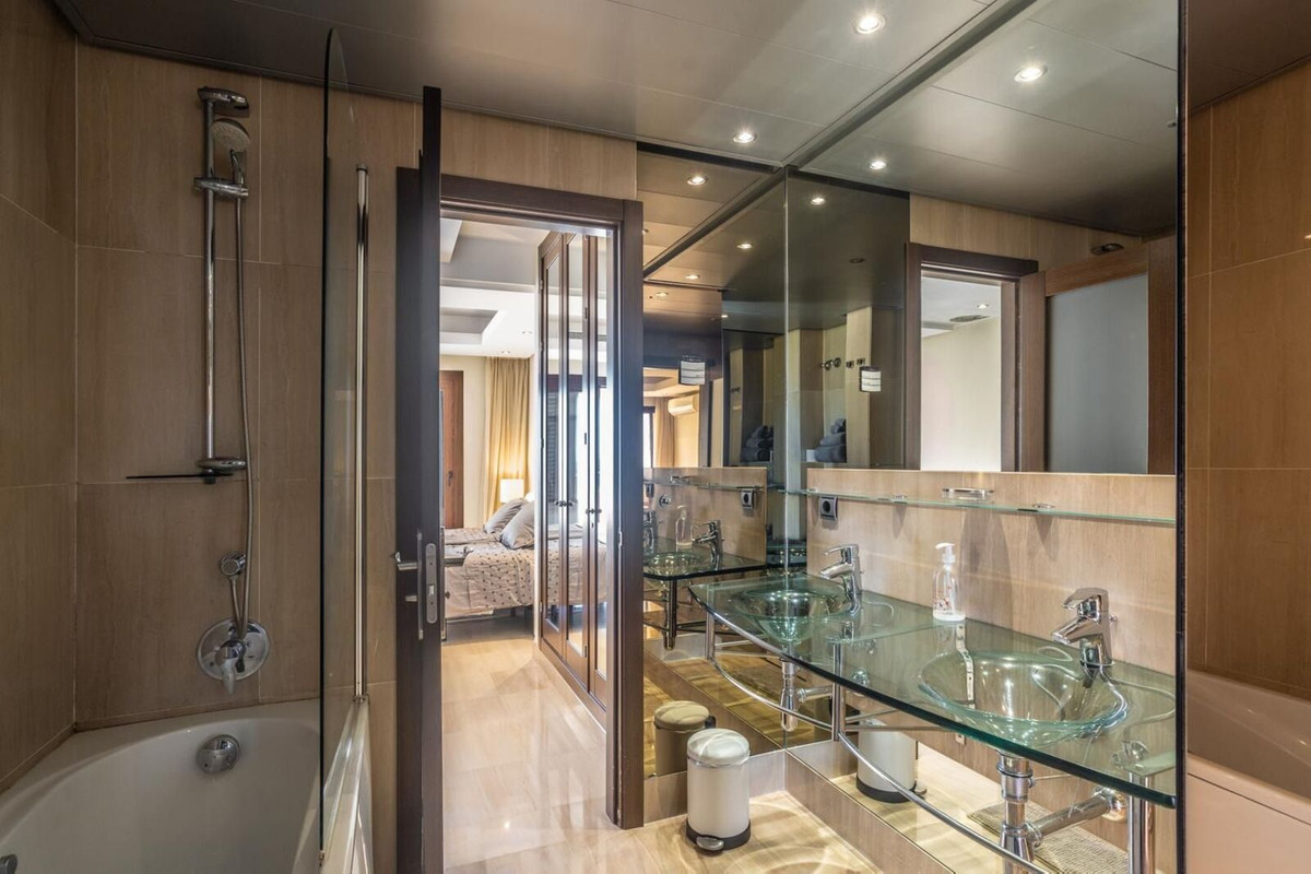 2 Bedroom Penthouse in Estepona - Photo 13