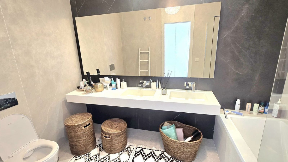 2 Bedroom Apartment in Benahavís - Photo 18