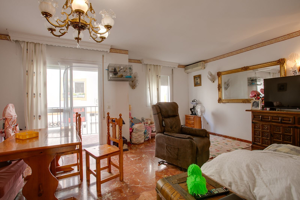 4 Bedroom Townhouse in Estepona - Photo 10