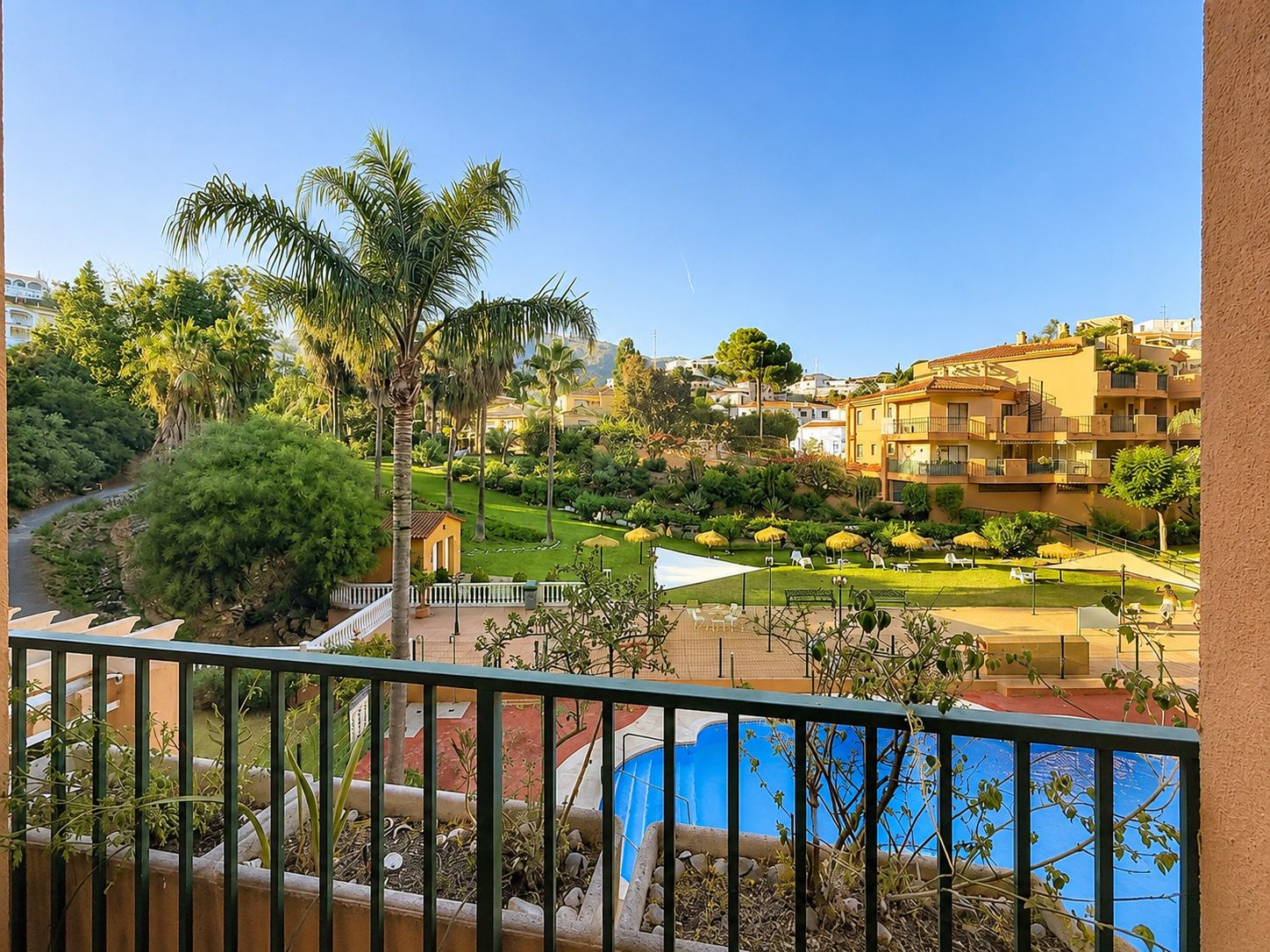 2 Bedroom Apartment in Fuengirola - Photo 2