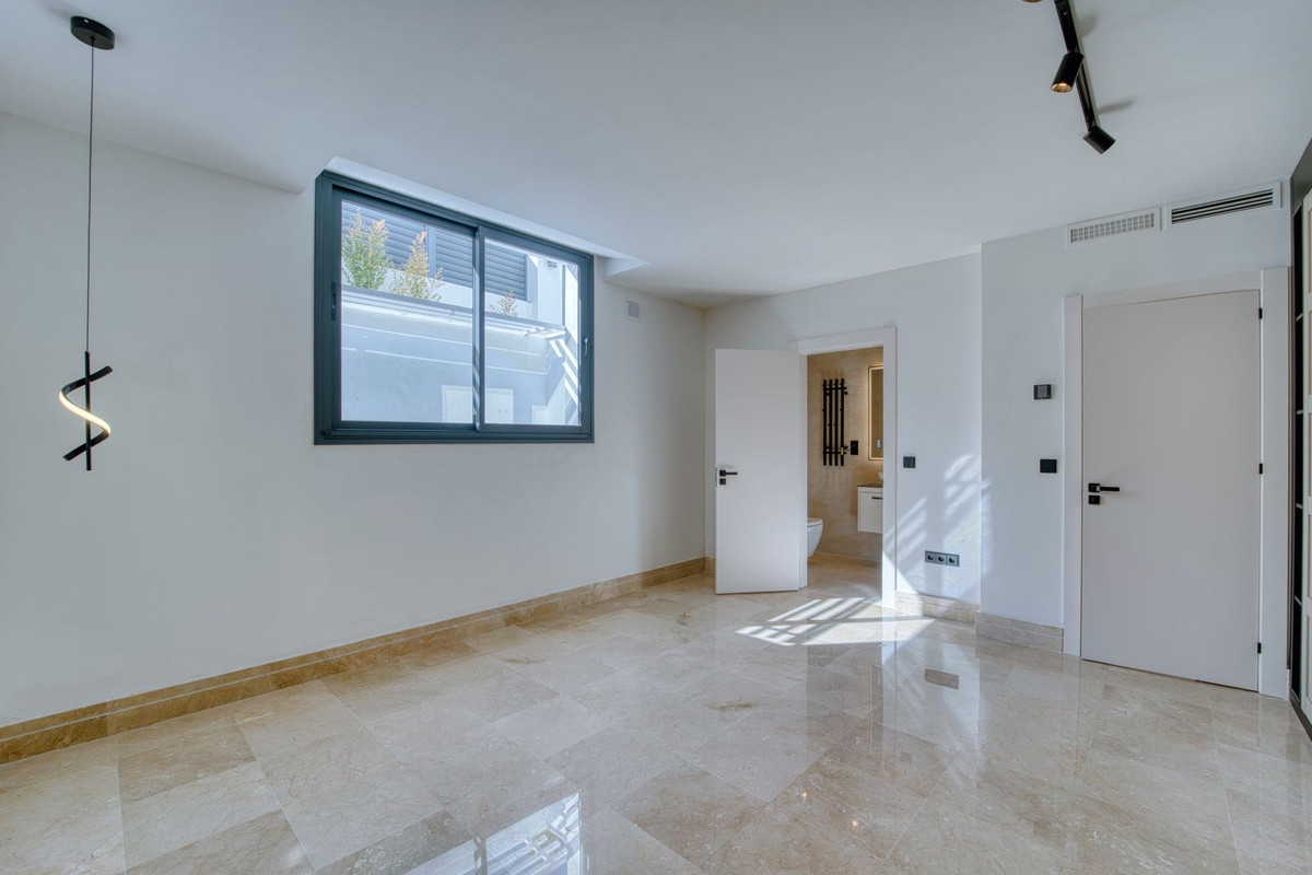 5 Bedroom Villa in Marbella - Photo 24