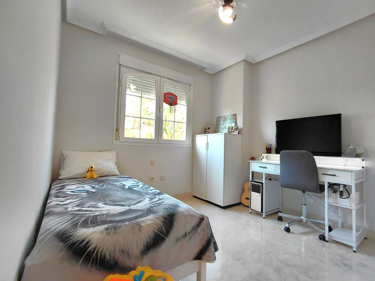2 Bedroom Apartment in Marbella - Photo 19