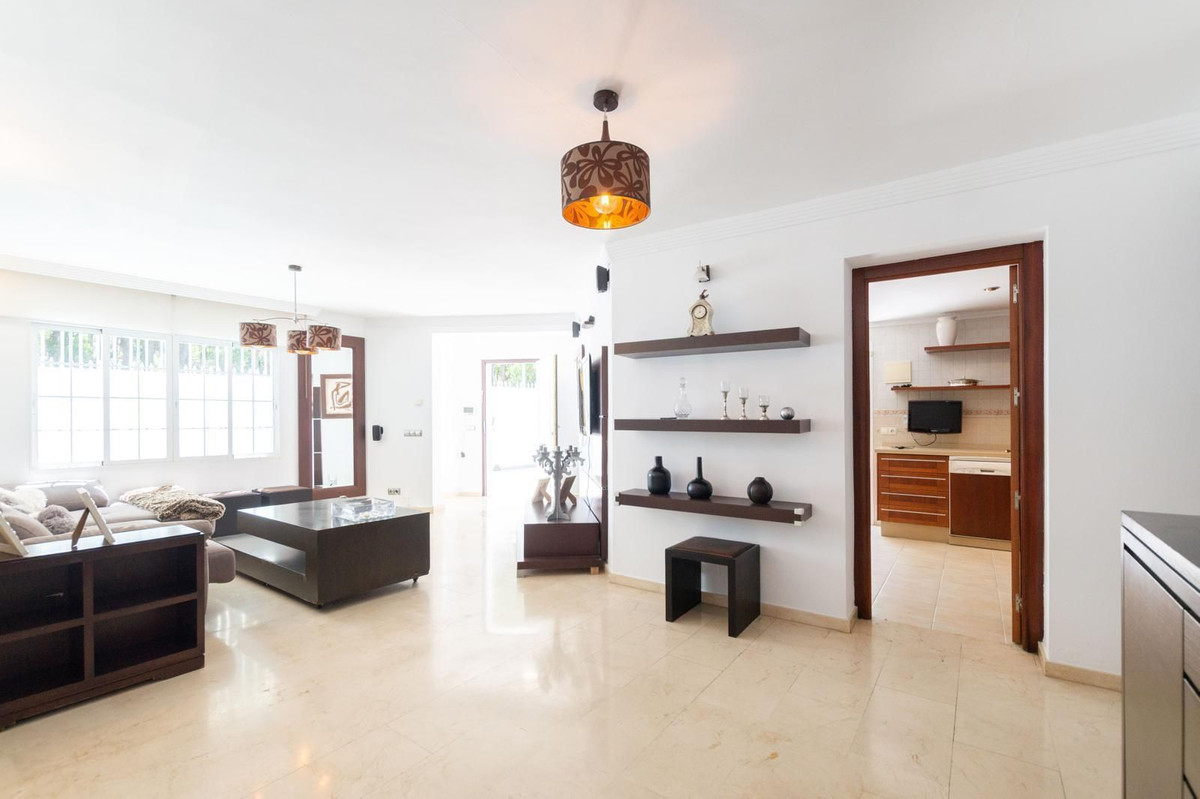 4 Bedroom Villa in San Pedro de Alcántara - Photo 19