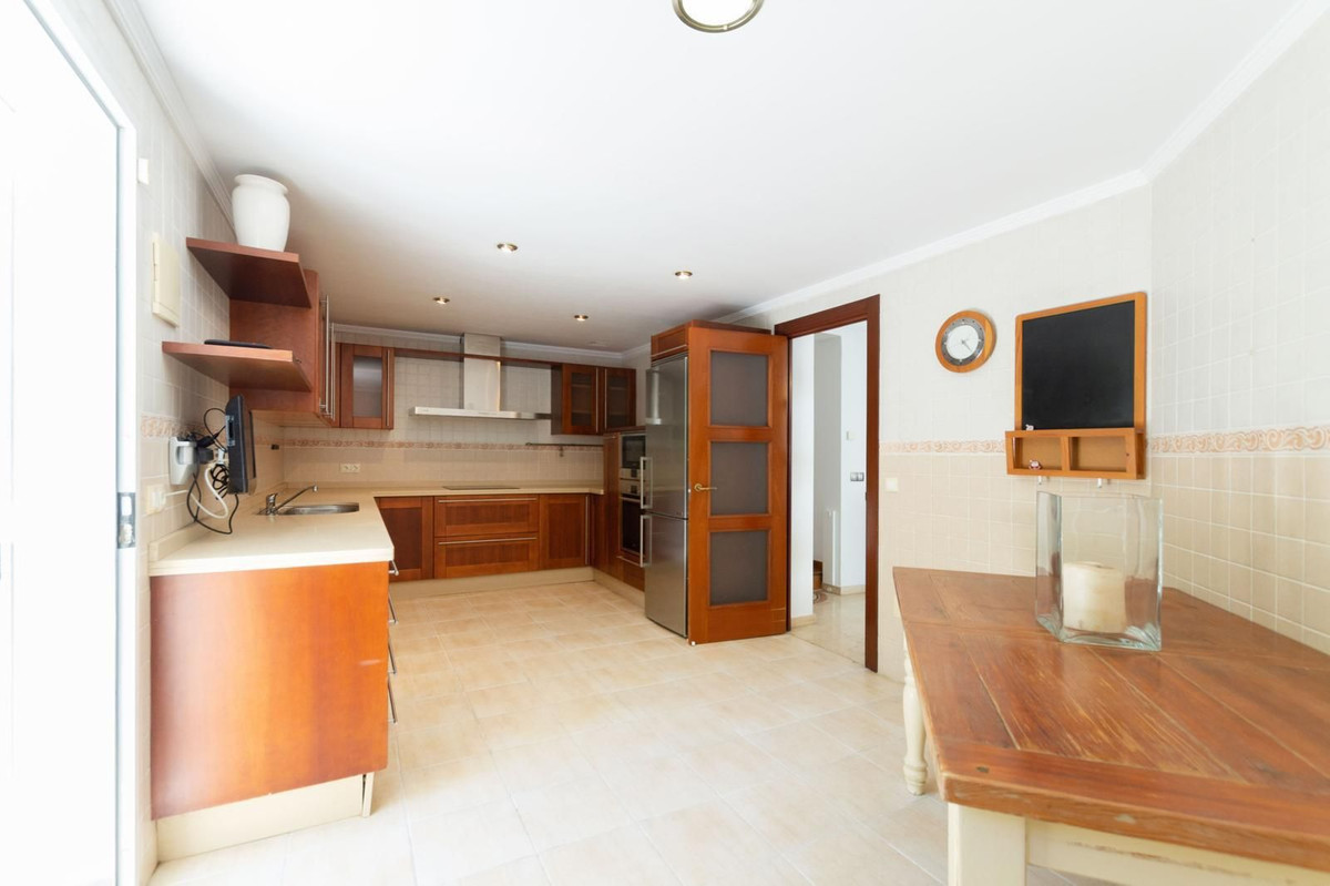 4 Bedroom Villa in San Pedro de Alcántara - Photo 17