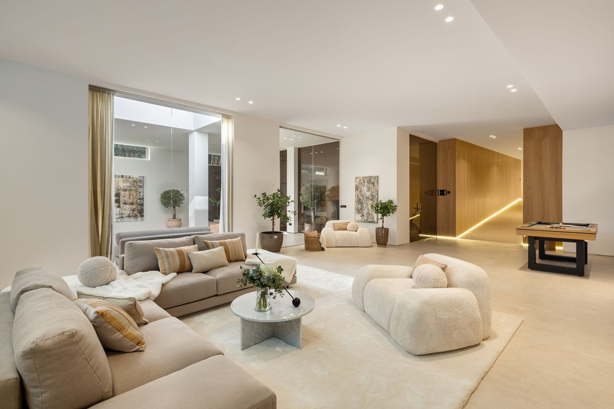 6 Bedroom Villa in Marbella - Photo 24