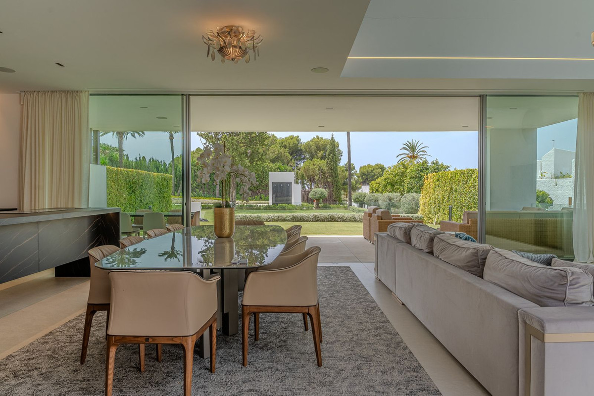 4 Bedroom Villa in Marbella - Photo 21