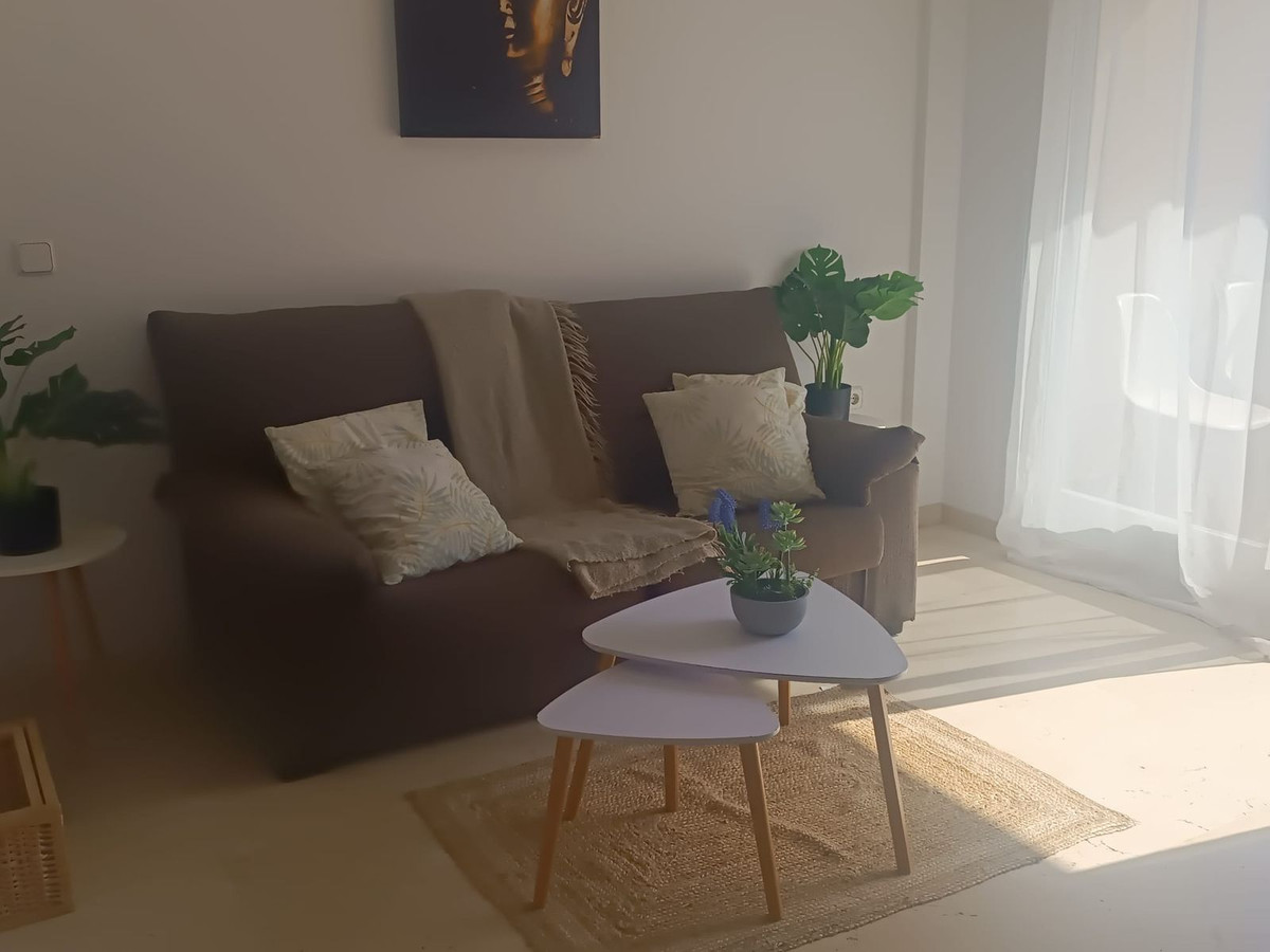 1 Bedroom Apartment in Estepona - Photo 2