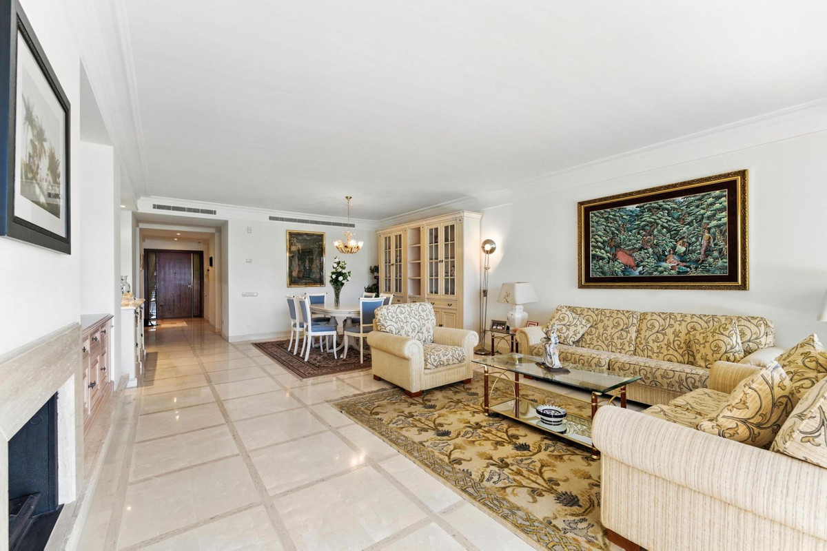 2 Bedroom Apartment in Estepona - Photo 19