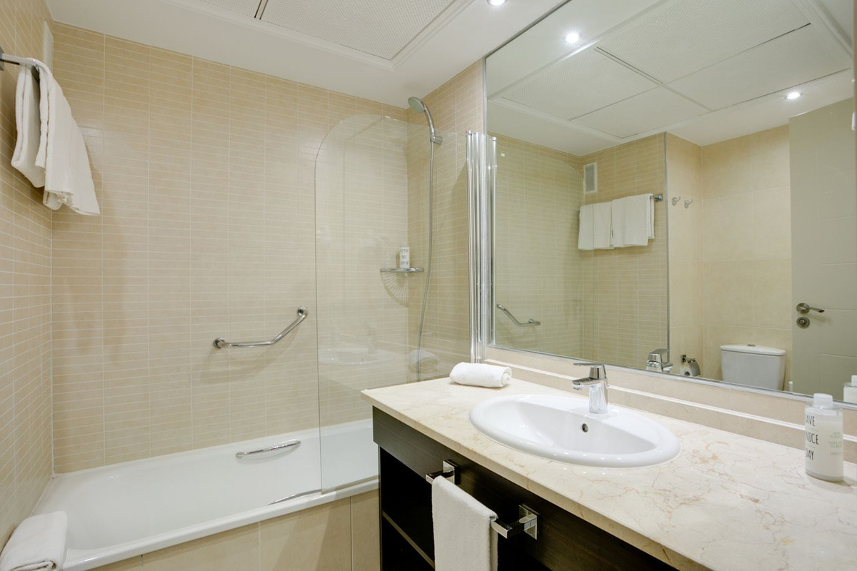 2 Bedroom Apartment in Estepona - Photo 8
