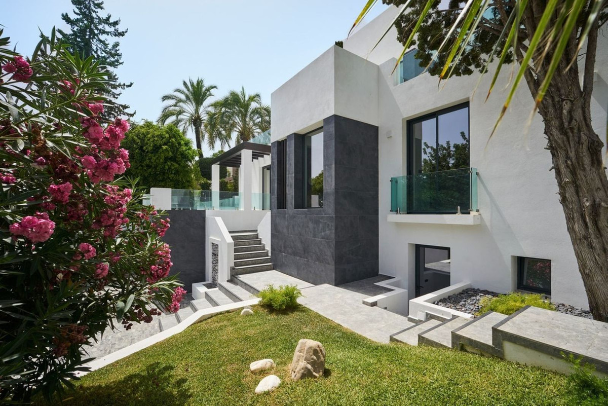 5 Bedroom Villa in Marbella - Photo 3