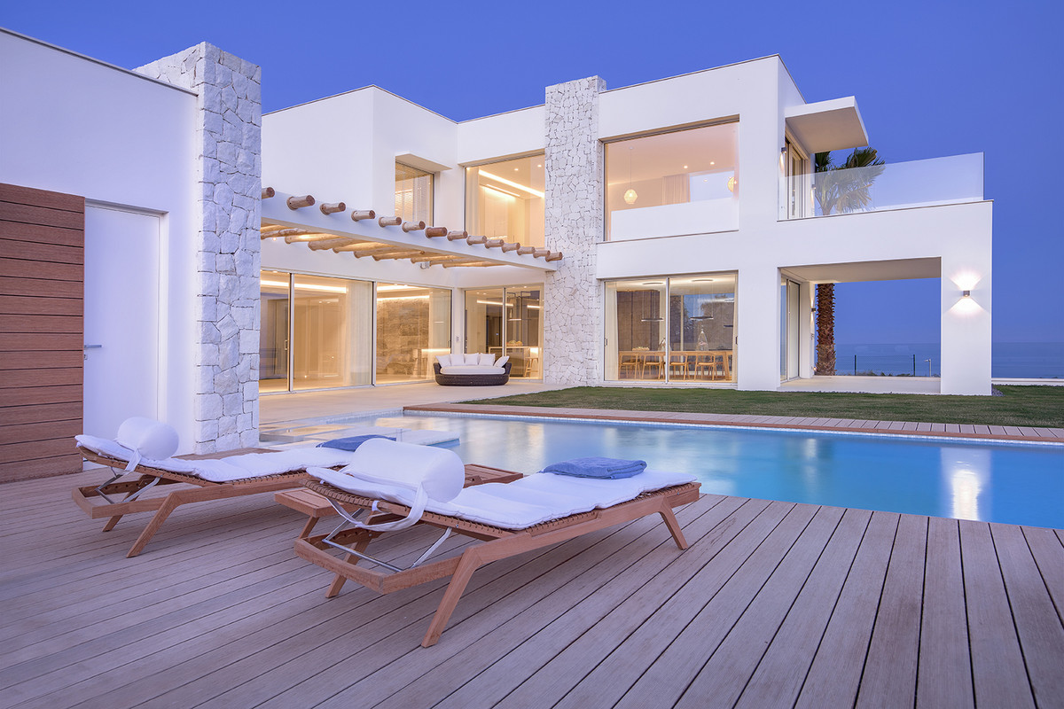 5 Bedroom Villa in Estepona - Photo 2