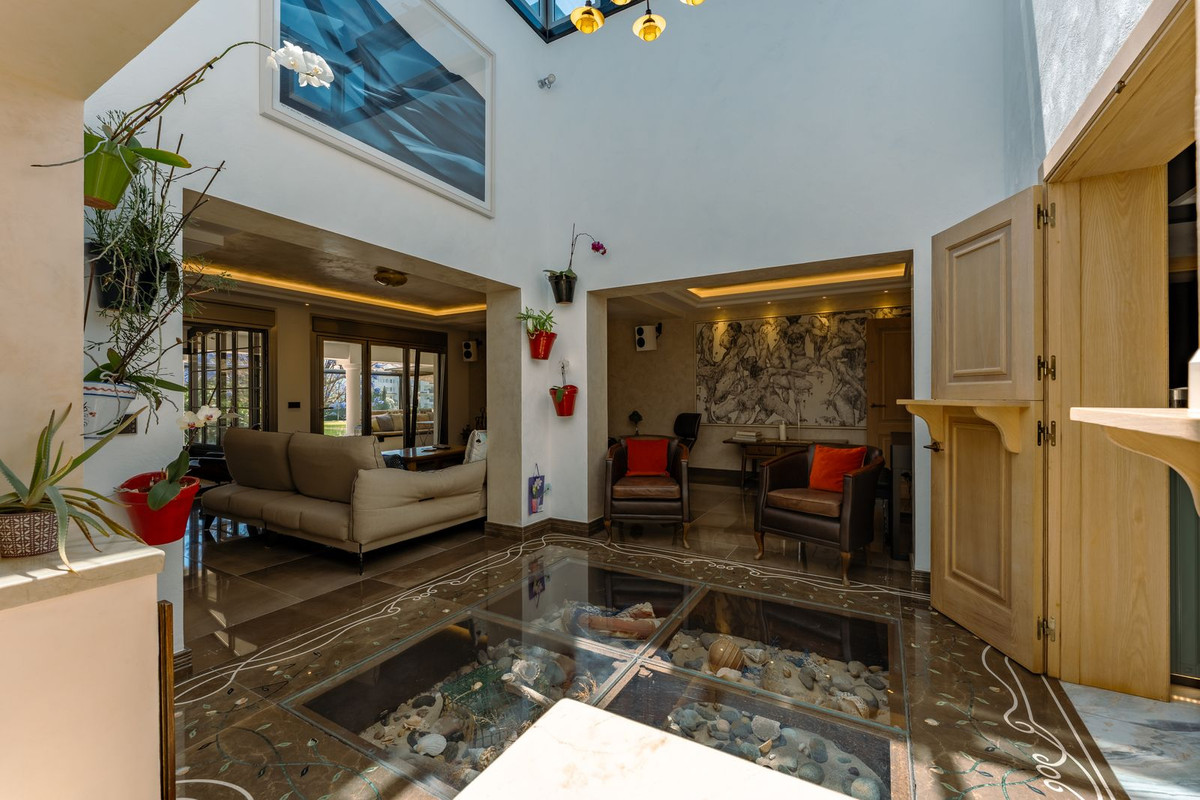 4 Bedroom Villa in San Pedro de Alcántara - Photo 34