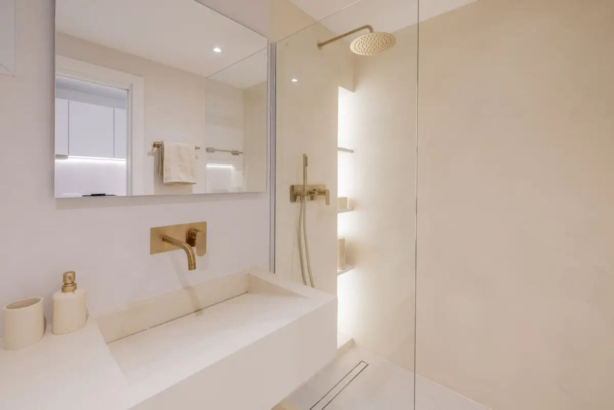 1 Bedroom Apartment in Estepona - Photo 10