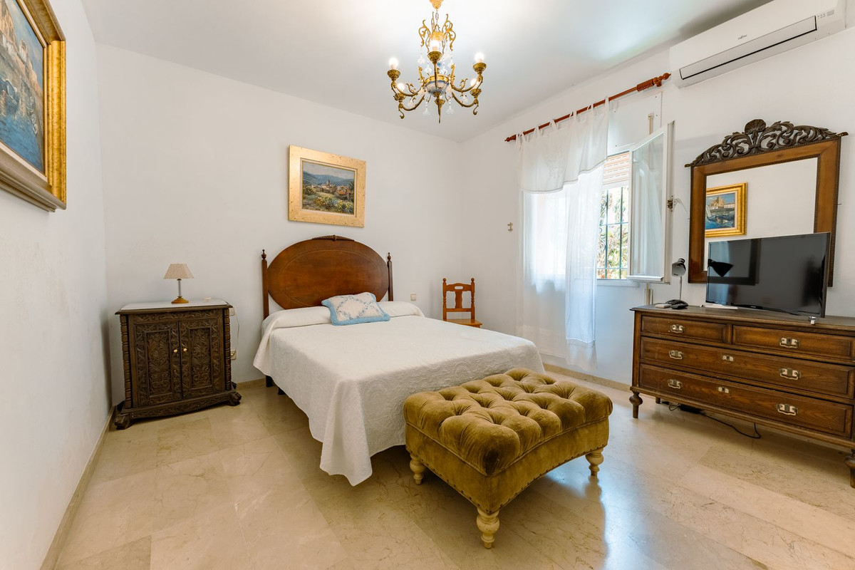 4 Bedroom Villa in San Pedro de Alcántara - Photo 7