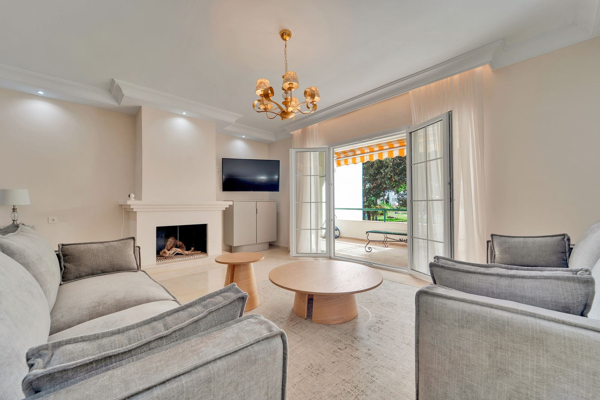3 Bedroom Apartment in Estepona - Photo 2