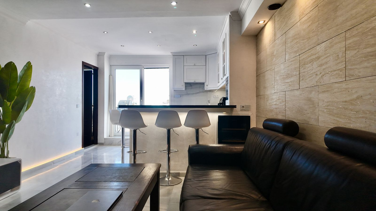 2 Bedroom Penthouse in Estepona - Photo 5
