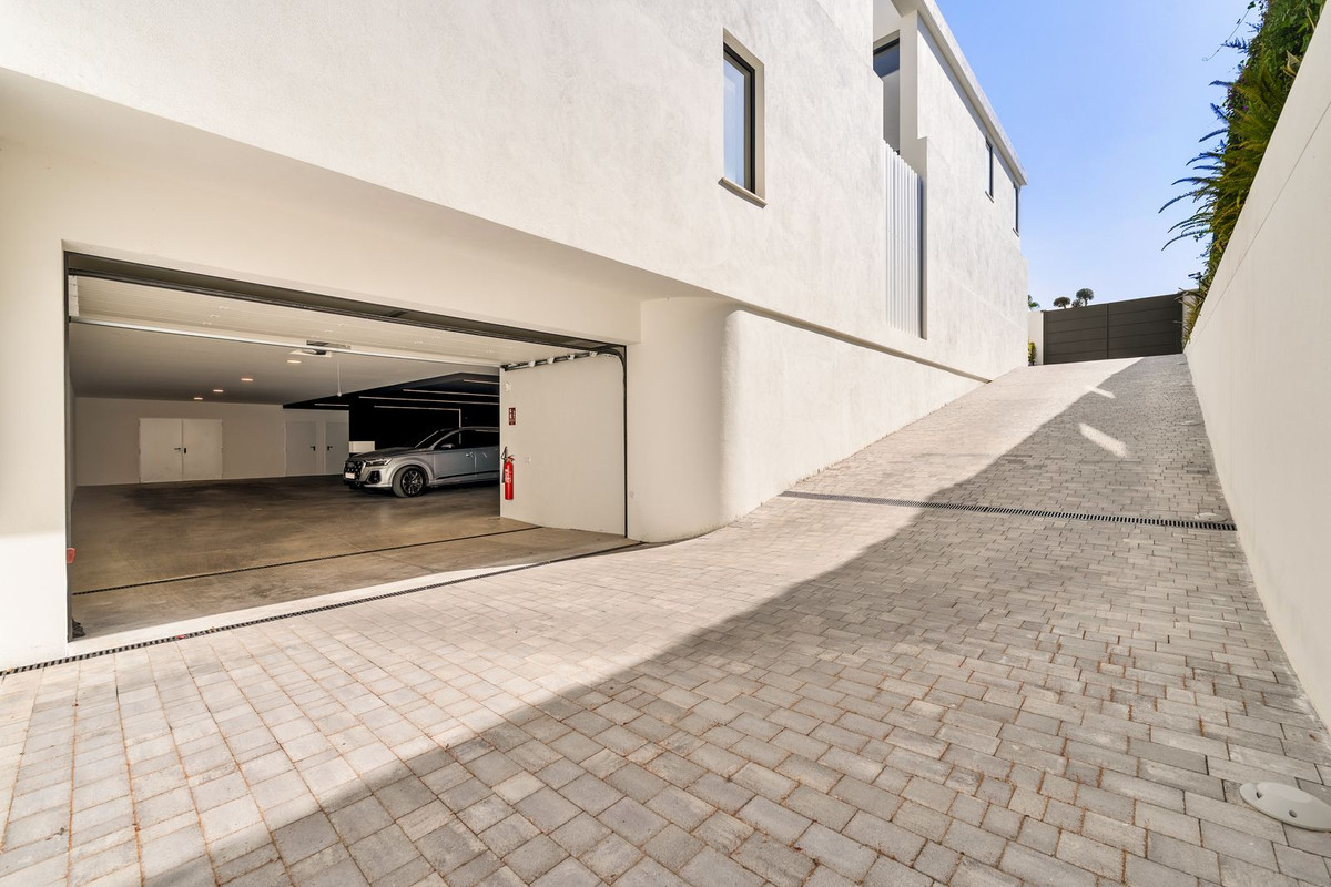 6 Bedroom Villa in San Pedro de Alcántara - Photo 61