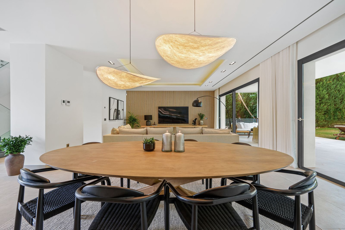 5 Bedroom Villa in Marbella - Photo 25