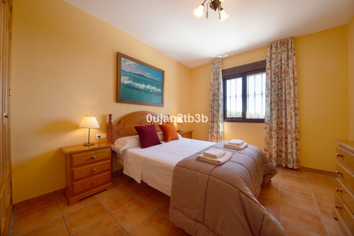 6 Bedroom Villa in Estepona - Photo 23