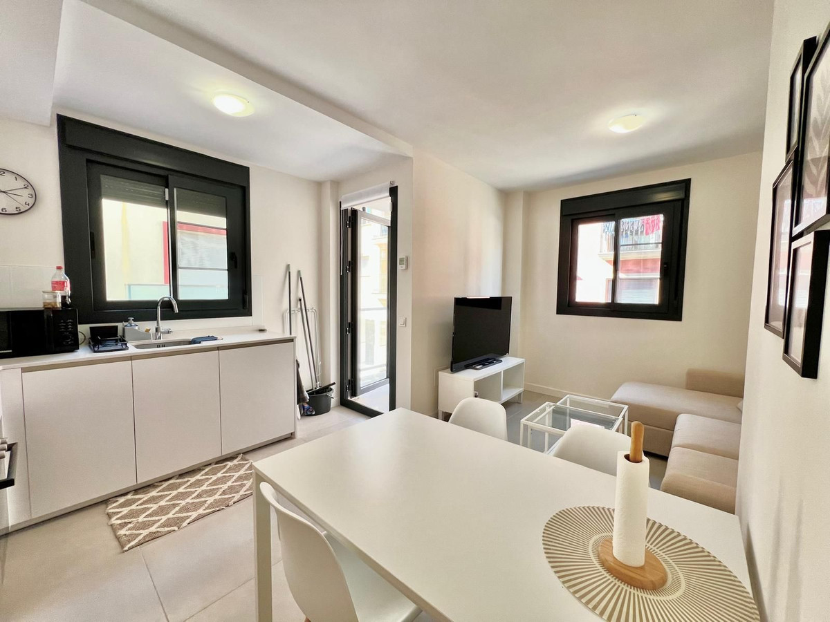 2 Bedroom Apartment in Fuengirola - Photo 4