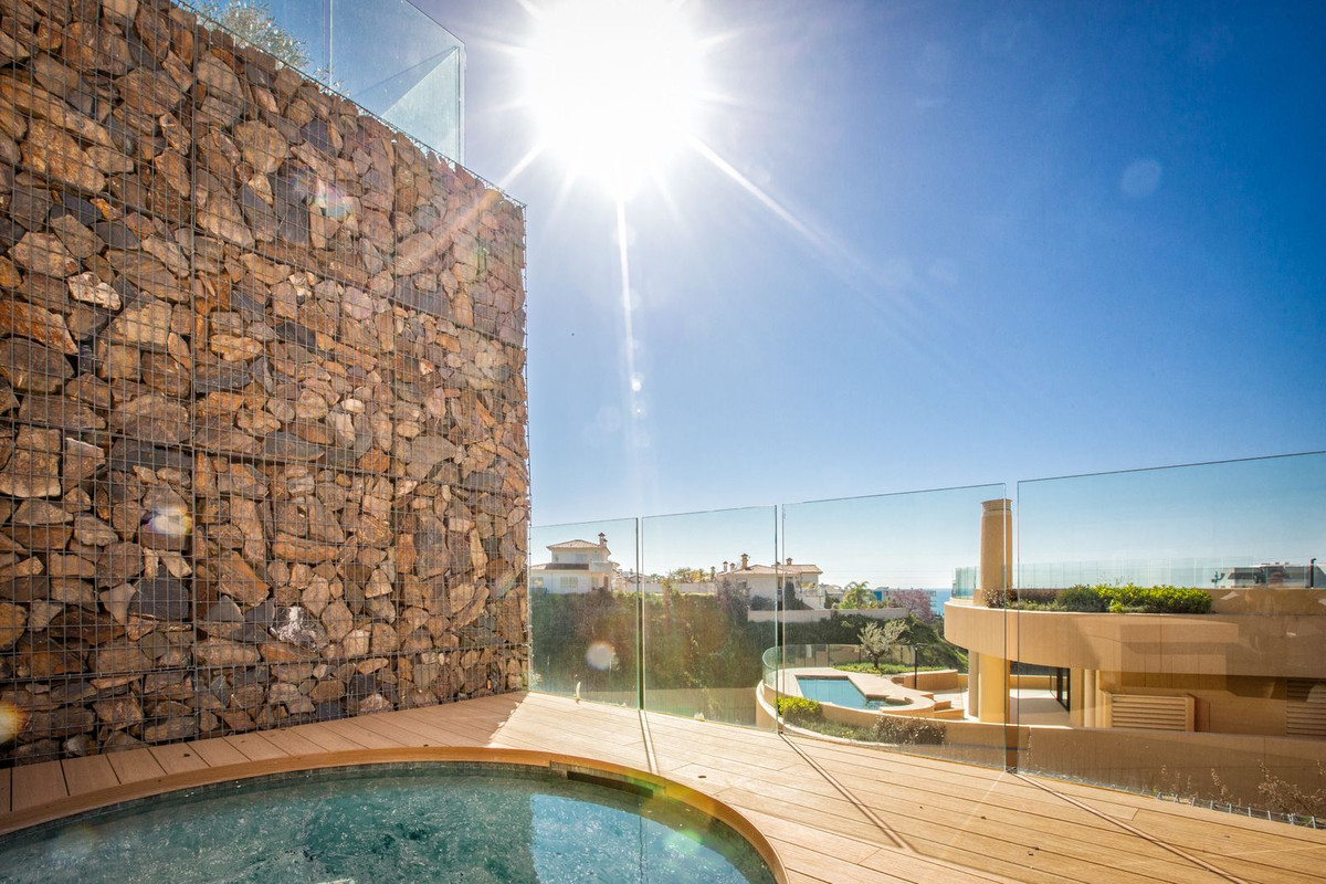 2 Bedroom Apartment in Fuengirola - Photo 18